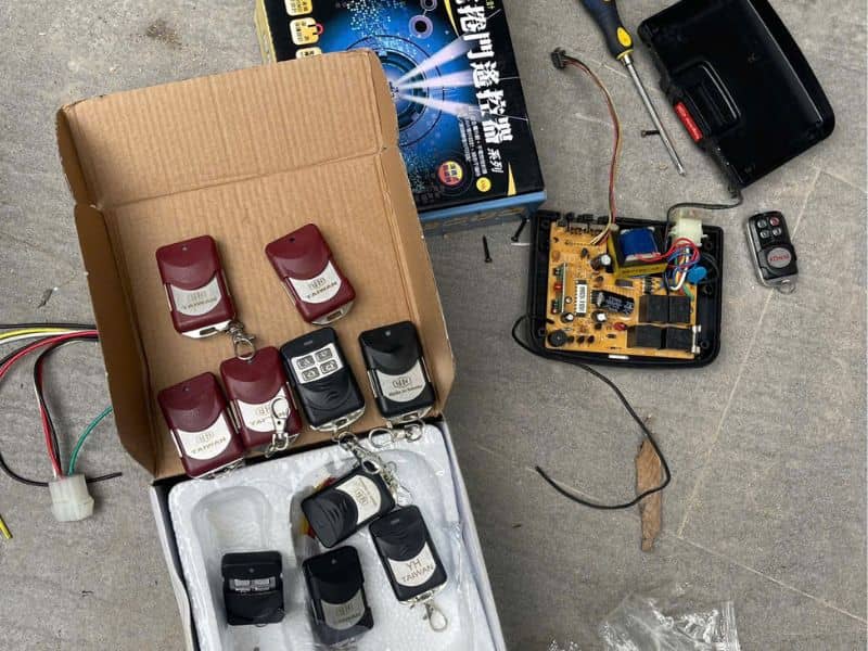 SỬA CỬA CUỐN QUẬN 1 2 Thợ sửa cửa cuốn quận 1. Sửa remote cửa cuốn hotline 0909 866 126